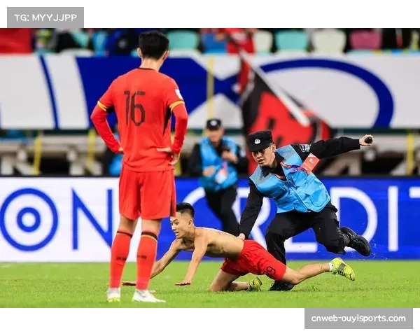 球迷闯入赛场导致比赛中断五分钟，已被安保带离